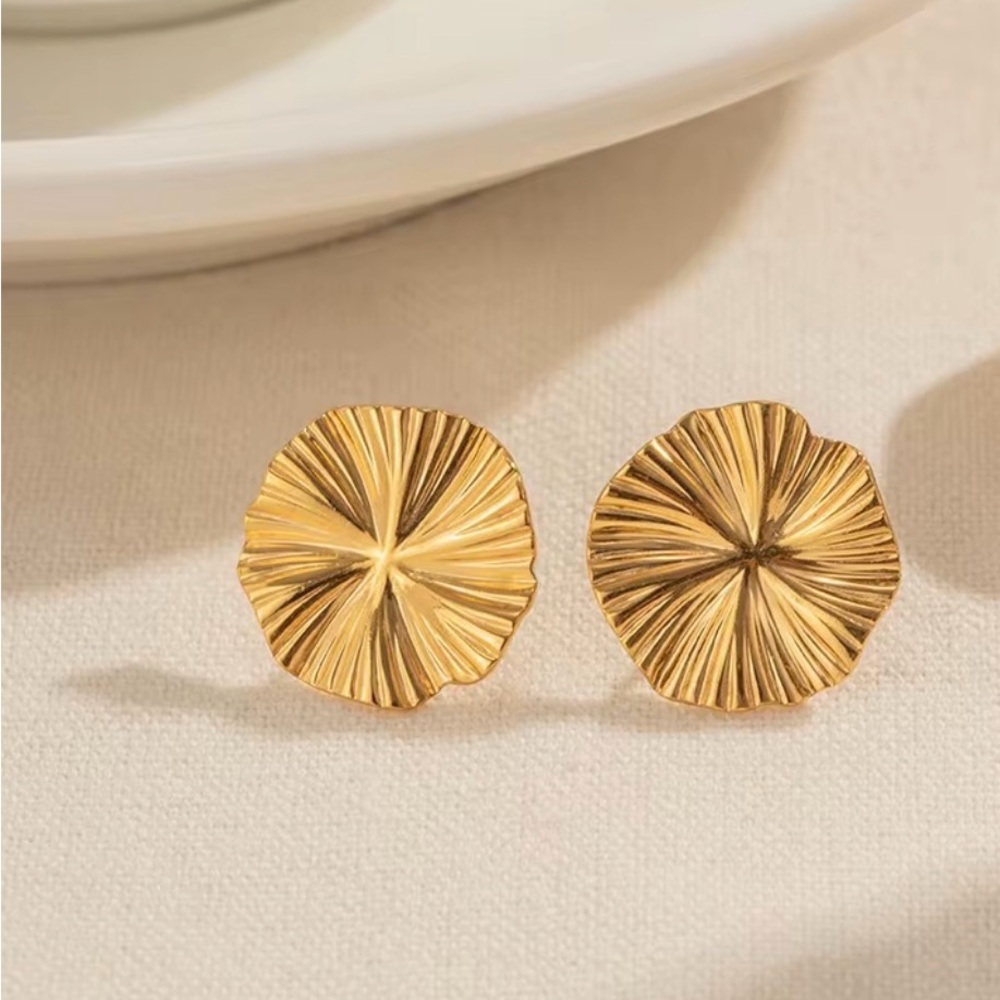 18K Gold Plated Leaf Stud Earrings - Picture 4 of 7